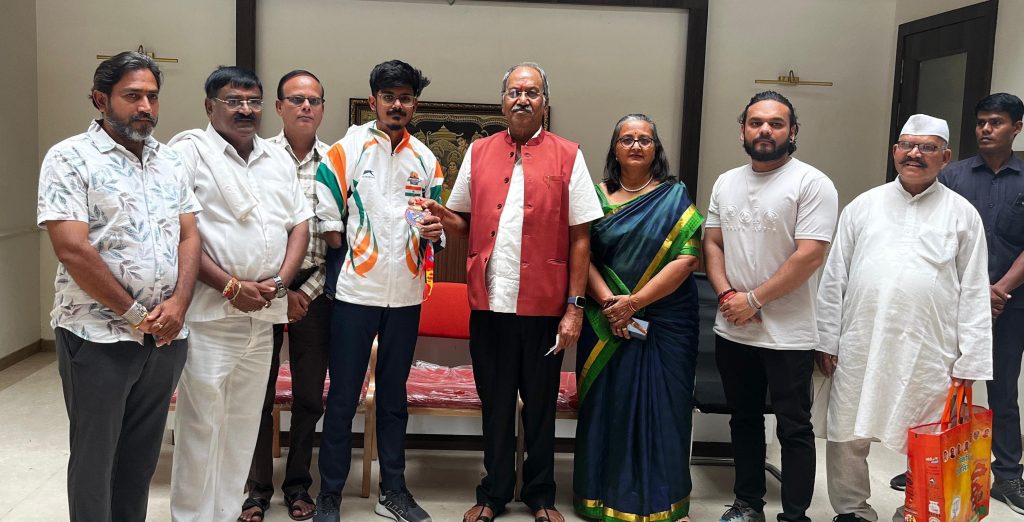 कांस्य पदक विजेता भिलाई निवासी हर्ष खोडियार ने रायपुर सांसद बृजमोहन अग्रवाल से की मुलाकात