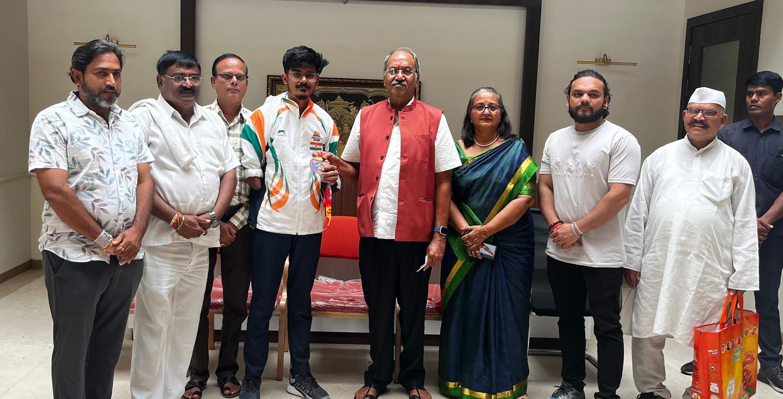 कांस्य पदक विजेता भिलाई निवासी हर्ष खोडियार ने रायपुर सांसद बृजमोहन अग्रवाल से की मुलाकात