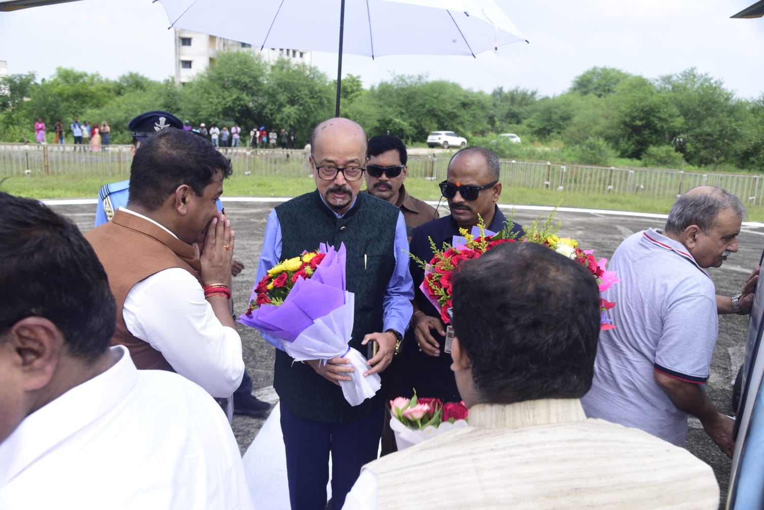 राज्यपाल रमेन डेका और मुख्यमंत्री विष्णु देव साय का बिलासपुर पहुंचने पर हेलीपैड में आत्मीय स्वागत..