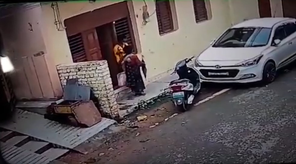 न्यायधानी में लगातार बढ़ रही चोरी की वारदातें, चोरों के हौंसले बुलंद, चोर गिरोह का वीडियो सीसीटीवी में कैद, शातिर तरीके से चोरी