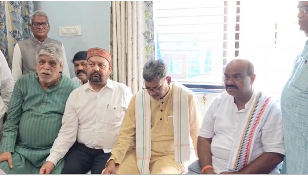 कांग्रेस नेता पंचराम यादव के घर पहुंचे नेता प्रतिपक्ष चरण दास महंत, कहा आत्महत्या शंका के दायरे में होनी चाहिए उच्च स्तरीय जांच, बंधाया परिजनों को ढांढस।