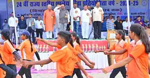 खिलाड़ी कभी हारता नहीं, या तो जीतता है या सीखता है : अरुण सावउप मुख्यमंत्री अरुण साव ने विजेताओं को किया सम्मानित, कहा- “खेल में हार नहीं, सिर्फ जीत और सीख होती है”  खेलों के माध्यम से छत्तीसगढ़ को राष्ट्रीय और अंतरराष्ट्रीय स्तर पर पहचान दिलाने का लक्ष्य  शानदार सांस्कृतिक प्रस्तुतियों के साथ खेल महोत्सव का समापन  उप मुख्यमंत्री राज्य स्तरीय शालेय क्रीड़ा प्रतियोगिता के समापन समारोह में हुए शामिल, विजेताओं को सौंपी ट्रॉफियां          रायपुर। उप मुख्यमंत्री श्री अरुण साव आज बिलासपुर में 24वीं राज्य स्तरीय शालेय क्रीड़ा प्रतियोगिता के समापन समारोह में मुख्य अतिथि के रूप में शामिल हुए। उन्होंने विजेता टीमों और खिलाड़ियों को ट्रॉफियां प्रदान कीं। बिलासपुर के पुलिस ग्राउंड में विगत 21 सितम्बर से राज्य स्तरीय शालेय क्रीड़ा प्रतियोगिता का आयोजन किया गया था। मुख्य अतिथि श्री साव ने खेल झंडा उतारकर प्रतियोगिता के समापन की घोषणा की। राज्य की पांचों संभागों की भागीदारी वाली इस प्रतियोगिता में बिलासपुर ओवरऑल चैंपियन रहा। बिल्हा के विधायक श्री धरमलाल कौशिक, बेलतरा के विधायक श्री सुशांत शुक्ला और बिलासपुर जिला पंचायत के अध्यक्ष श्री अरुण सिंह चौहान भी विशिष्ट अतिथि के रूप में समापन समारोह में शामिल हुए।             उप मुख्यमंत्री श्री अरुण साव ने कार्यक्रम को संबोधित करते हुए कहा कि छत्तीसगढ़ में खेल प्रतिभाओं की कमी नहीं है। राष्ट्रीय और अंतरराष्ट्रीय स्तर पर अपनी पहचान बना सकने में सक्षम खिलाड़ी छत्तीसगढ़ में हैं। खिलाड़ी कभी हारता नहीं है… या तो वह जीतता है या सीखता है। हमारे प्रधानमंत्री श्री नरेन्द्र मोदी ‘खेलो इंडिया’ के माध्यम से खेलों को प्रोत्साहित करने का काम कर रहे हैं। खेल के मैदान में पसीना बहाने से मान, सम्मान, धन, दौलत, शोहरत सब कुछ प्राप्त किया जा सकता है। उन्होंने स्कूली खिलाड़ियों से कहा कि आप आगे भी इसी तरह लगन के साथ खेलते रहें और अपना, अपने परिवार का, विद्यालय का और प्रदेश का नाम रोशन करें। हर परिस्थिति में जो डटा रहता है, अपने लक्ष्य को प्राप्त करने के लिए लगातार मेहनत करते रहता है, वही आगे जाकर उपलब्धि का परचम लहराता है।          राज्य स्तरीय शालेय क्रीड़ा प्रतियोगिता के समापन समारोह में विधायक श्री धरमलाल कौशिक ने कहा कि छत्तीसगढ़ की पहचान “धान का कटोरा” के रूप में पहले से है। इसके बाद यदि किसी क्षेत्र में छत्तीसगढ़ की पहचान बने, तो हम चाहते हैं कि वह खेलों के क्षेत्र में बने। हमारे प्रदेश का नाम यदि राष्ट्रीय और अंतरराष्ट्रीय स्तर पर खेल के क्षेत्र में रोशन हो तो जरूरी है कि नींव मजबूत हो, और यह आयोजन उसी नींव को मजबूत करने की एक महत्वपूर्ण पहल है। पहले हमारे बड़े हमसे कहते थे कि पढ़ोगे-लिखोगे तो बनोगे नवाब, खेलोगे-कूदोगे तो होगे खराब। लेकिन अब आप पढ़कर नवाब तो बनेंगे ही, आप खेलकर नवाब और उससे आगे भी जा सकते हैं। समापन समारोह में खिलाड़ियों के सम्मान में स्कूली छात्राओं द्वारा शानदार सांस्कृतिक कार्यक्रम भी प्रस्तुत किए गए।