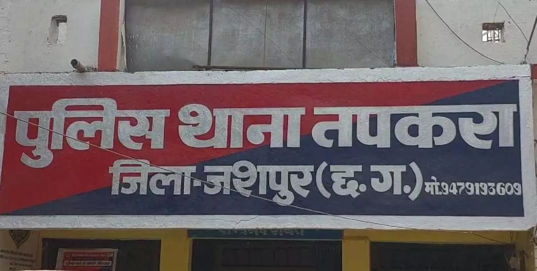 फुटबॉल खेल रहे युवक की जमीन पर गिरने से हुई संदिग्ध मौत, डाक्टर ने किया मृत घोषित, जांच में जुटी पुलिस 