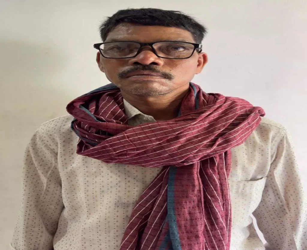 शातिर दलाल आया पुलिस की गिरफ्त में, फर्जी ऋण पुस्तिका तैयार कर कराया था आरोपियों की जमानत का सौदा