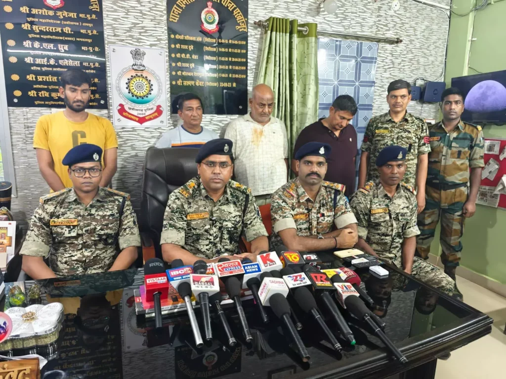 नक़ली खाद बेचने वाला गिरोह आया पुलिस के हाथ,नमक को रंगकर खाद का रुप देने वाले 4 सदस्य गिरफ्तार