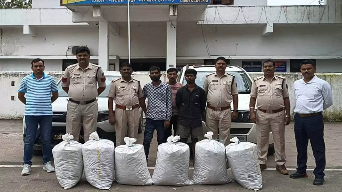 लक्जरी कार से गांजे की तस्करी,1 क्विंटल गांजा के साथ तीन अंतरराज्यीय तस्कर गिरफ्तार 