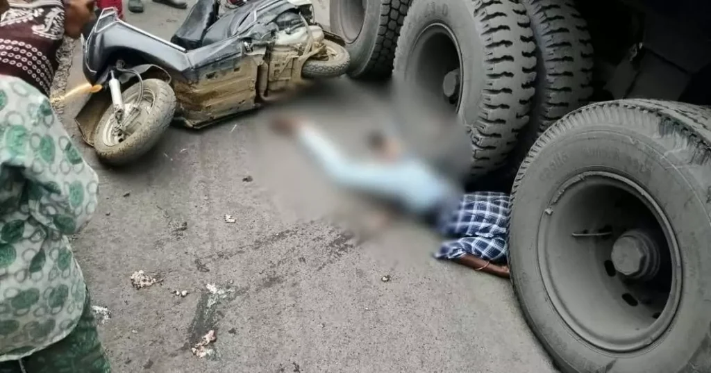 जांजगीर में दिखा रफ्तार का कहर, अनियंत्रित हाइवा ने बाइक सवार युवक को मारी ठोकर, युवक की मौके पर हुई दर्दनाक मौत जांजगीर में दिखा रफ्तार का कहर, अनियंत्रित हाइवा ने बाइक सवार युवक को मारी ठोकर, युवक की मौके पर हुई दर्दनाक मौत