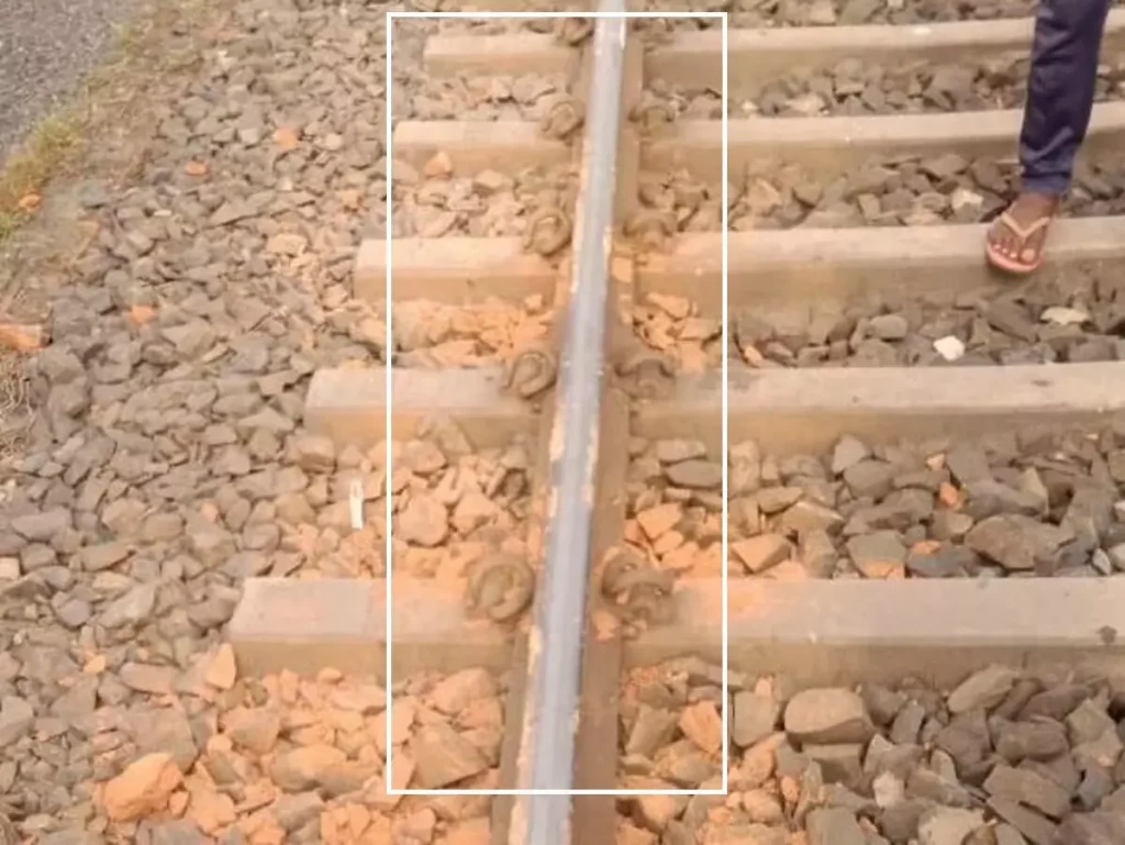 ये कैसी शरारात या साजिश रेलवे ट्रैक पर ईंट-पत्‍थर, जांच में चौंकाने वाला खुलासा आरपीएफ की टीम मौके पर पहुंची. 