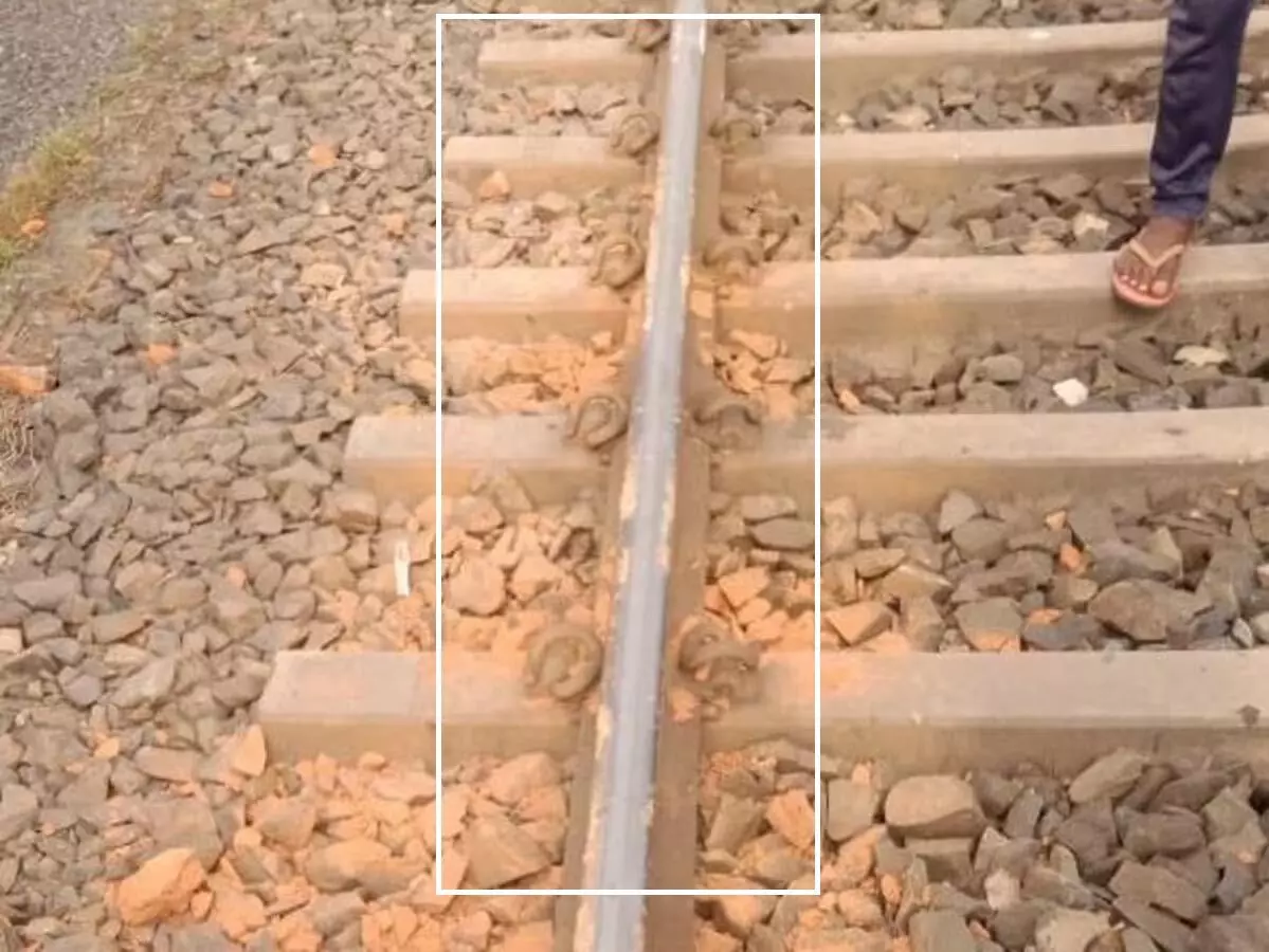 ये कैसी शरारात या साजिश रेलवे ट्रैक पर ईंट-पत्‍थर, जांच में चौंकाने वाला खुलासा आरपीएफ की टीम मौके पर पहुंची. 