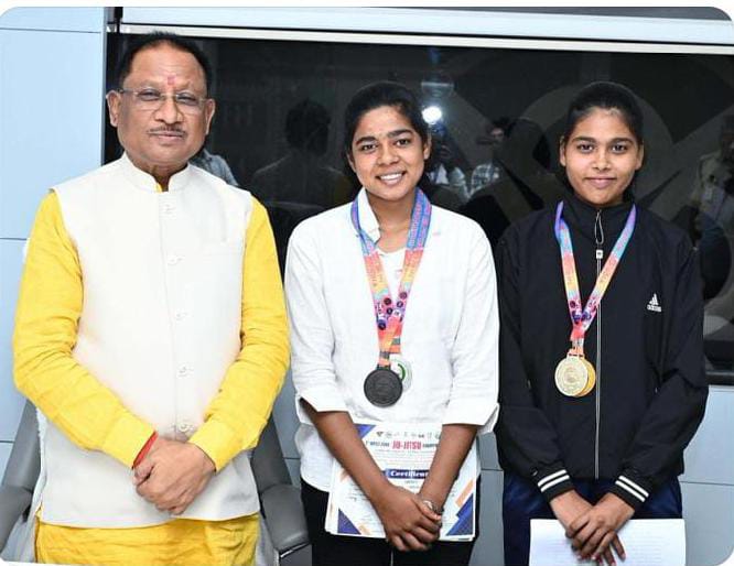 नगर देवकर की सानिया एवं शबा ने राष्ट्रीय स्तर की प्रतियोगिता में जीता अहम पदक, CM साय ने दोनो को किया सम्मानित