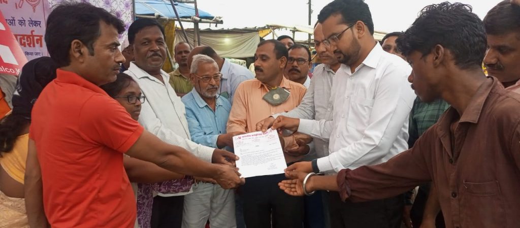 भारतीय कम्यूनिस्ट द्वारा बालको परसाभाटा चौक पर धरना-प्रदर्शन कर कलेक्टर को सौंपा गया ज्ञापन