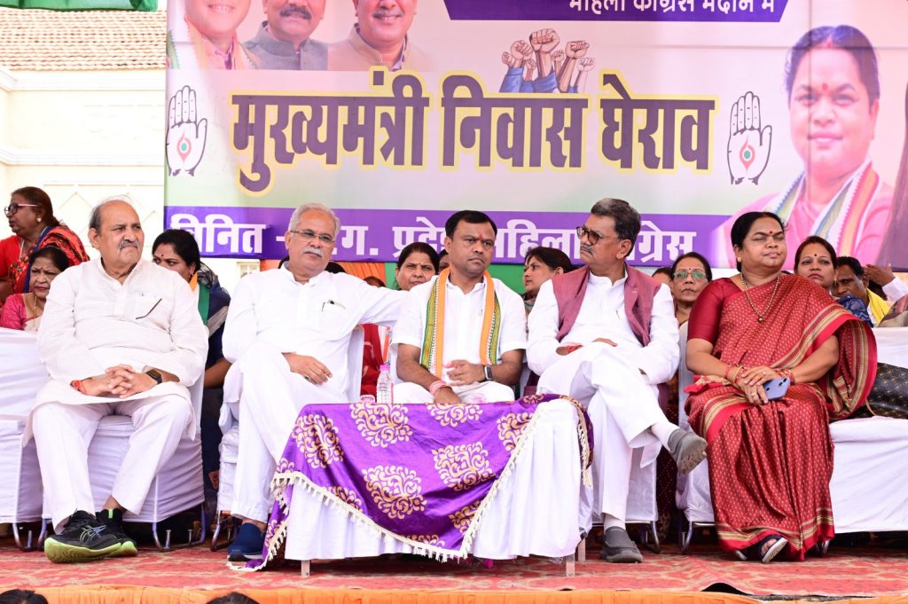 महिलाओं की असुरक्षा से चिंतित महिला कांग्रेस ने मुख्यमंत्री निवास का किया घेराव, सरकार ने किया प्रदर्शनकारियों महिलाओं पर बल का प्रयोग