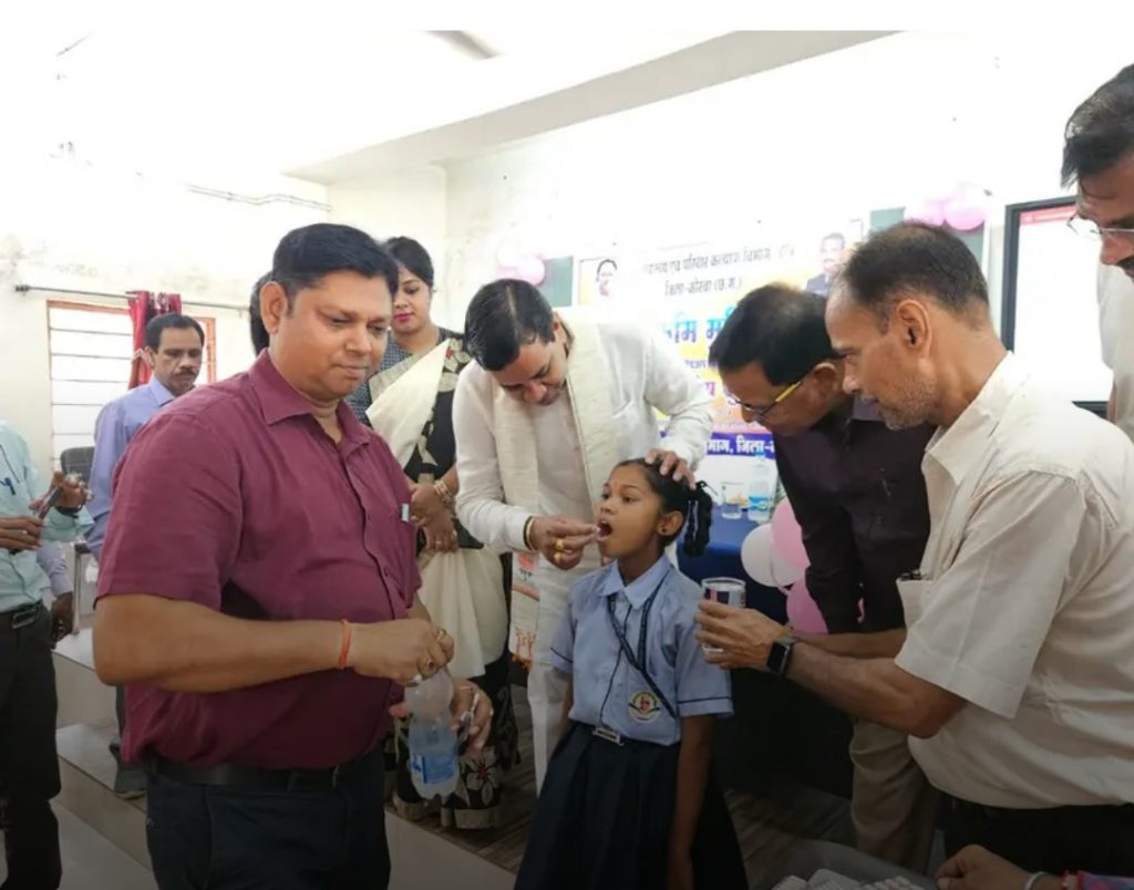 राष्ट्रिय क्रीमी मुक्ति दिवस पर बच्चों को खिलाई गई एलबेंडाजोल की गोली, कार्यक्रम की शुरुवात बच्चों को खिलाकर पार्षद नरेन्द्र देवांगन और सीएमएचओ डॉ एस एन केसरी ने किया 