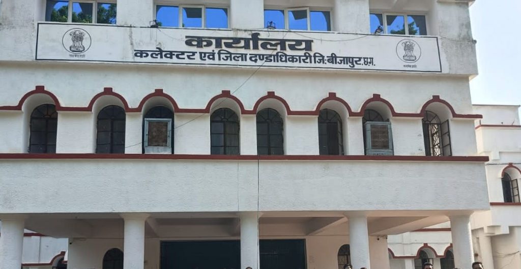 मंडल संयोजक की घूसखोरी की हुई कलेक्टर से शिकायत, चपरासी से लेकर छात्रावास अधिक्षक सभी से लेता था रिश्वत