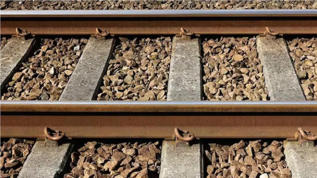 ट्रेन को पलटाने की हो रही खतरनाक साज़िश का हुआ पर्दाफाश, रेलवे को लगातार बनाया जा रहा निशाना मचा हड़कंप. 